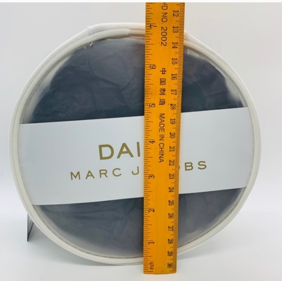 🌼Marc Jacobs Daisy Round Cream Pouch - Picture 5 of 8